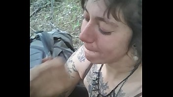 Iumia lux tomando la leche en el bosque