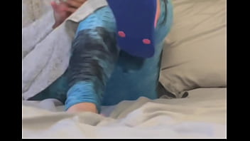 Prettyfeetelite - barefoot goddess twinkletoes - showing off her gym feet while she texts her new friend