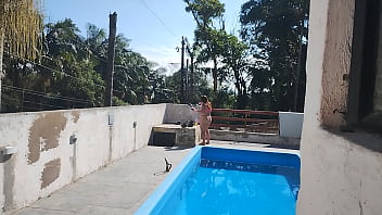 Chamei o pedreiro no domingo pra terminar um serviço na piscina mais fiquei preparada bem putinha esperando logo ele bateu uma punheta e gozou pra mim
