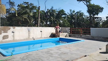 Chamei o pedreiro no domingo pra terminar um serviço na piscina mais fiquei preparada bem putinha esperando logo ele bateu uma punheta e gozou pra mim