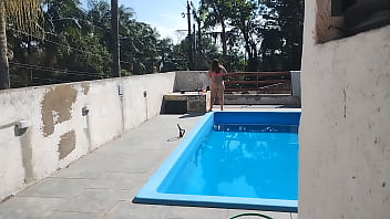 Chamei o pedreiro no domingo pra terminar um serviço na piscina mais fiquei preparada bem putinha esperando logo ele bateu uma punheta e gozou pra mim