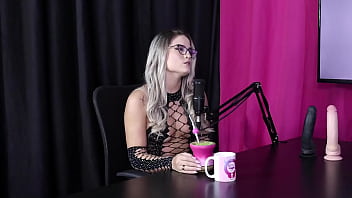 Ela começou como acompanhante em um momento de dificuldade e não se sentia digna em ter um relacionamento - amanda smell sheer red