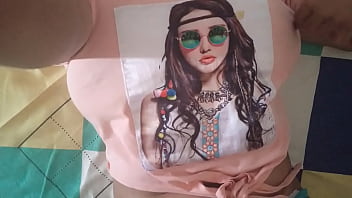 Sexy vecina muy calentona se masturba con el coño arrecho queriendo culiar y que le mamen las tetas