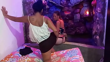 Deliciaslatinas1 - update #41 - estaba con mi celular me tome foto con mi hermanastra y ella queria follar y cogimos en la fuente - dec 19 2024