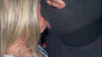 Esposa com corno encontra um fã e faz um sexo amador muito gostoso com muito esfregar esfregar mamada na frente de todos em público