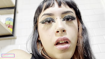 Gotica enfiando brinquedo na buceta
