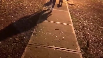 Encuentro una inocente culona de tetas pequeñas en el parque acepta follar en un motel a cambio de dinero