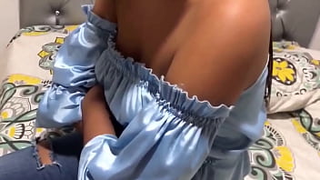 Encuentro una inocente culona de tetas pequeñas en el parque acepta follar en un motel a cambio de dinero