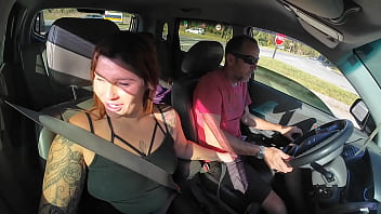 Ruiva casada faz um boquete no motorista com o carro em movimento logo ele para o carro e goza na boca da safada
