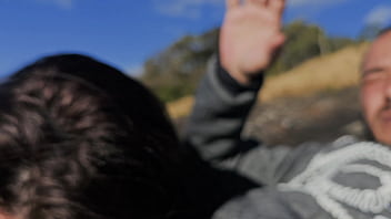 Marido não quis acompanhar a esposa até o mirante então eu o guia de turismo fodi sua bunda gostosa