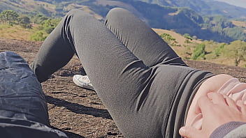 Marido não quis acompanhar a esposa até o mirante então eu o guia de turismo fodi sua bunda gostosa