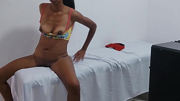 A morena está com preguiça de fazer massagens hoje em vez de trabalhar ela faz um vídeo pornô para enviar a um cliente especial
