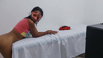 A morena está com preguiça de fazer massagens hoje em vez de trabalhar ela faz um vídeo pornô para enviar a um cliente especial