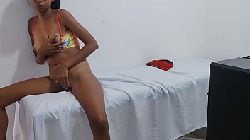 A morena está com preguiça de fazer massagens hoje em vez de trabalhar ela faz um vídeo pornô para enviar a um cliente especial