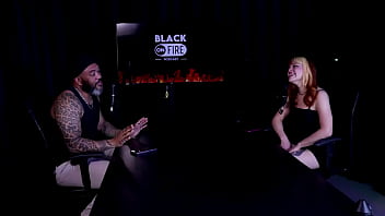 Gostosa faz um stripper sensual e mostra seus lindos peitos fala que tem um tempo que não transa e bate um papo com o apresentador - middy watch sheer red