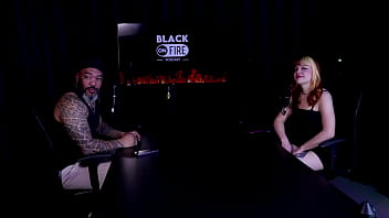Gostosa faz um stripper sensual e mostra seus lindos peitos fala que tem um tempo que não transa e bate um papo com o apresentador - middy watch sheer red