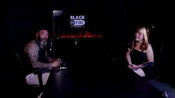 Gostosa faz um stripper sensual e most seus lindos peitos fala que tem um tempo que não tnsa e bate um papo com o apresentador - middy watch sheer red