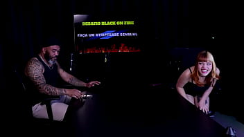 Gostosa faz um stripper sensual e mostra seus lindos peitos fala que tem um tempo que não transa e bate um papo com o apresentador - middy watch sheer red