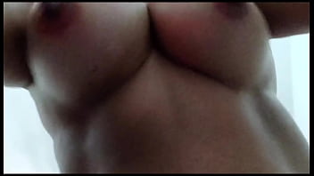 Morena brasileira amadora com seios naturais gigantes balançando – close-up hipnotizante e excitante
