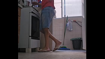 Depois do almoço vou receber o pedreiro pra ele ve o serviço e me da um orçamento coloquei essa roupa de putinha pra ter desconto