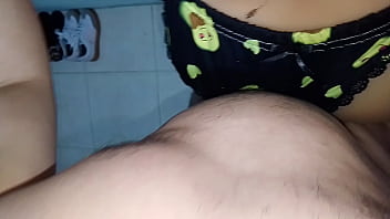 No me pude contener a follar el enorme culo y coño de mi madrastra ella me dijo que quería mucha leche adentro y que quería quedar preñada lo mas pronto posible