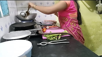 गाव से आही हुई मेड को बॉस ने पेल दिया