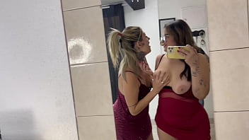 Minha meia-irmã bianca chegou do interior eu peguei ela se masturbando na frente do espelho no meu quarto não aguentei e peguei ela de jeito com meu meio- irmão