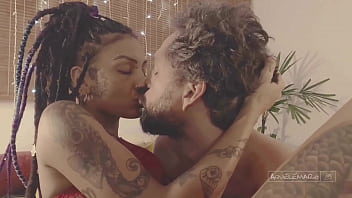 Teaser morena magrinha e bunduda trepa e ganha gozada dentro