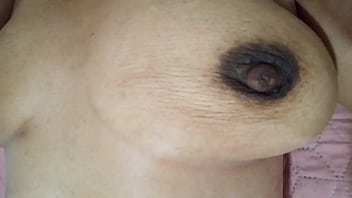 Madrastra consentida se acaricia sus partes intimas frotando suavemente su clitores ya que siente que le pica de la exitacion