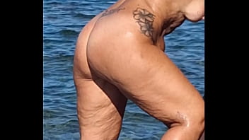 Teresa jones fa esibizionismo nella spiaggia si masturba con la gente vicino viene vista mentre a orgasmo