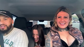 Uber pega passageira novinha que acabou de completar 18 anos siliconada com seu marido e acabam fazendo uma putaria dentro do carro em são paulo buceta mollhada
