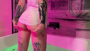 ** clip available **slow motion ass jiggling & wet t-shirt dunking included -available on #manyvids & #clips4