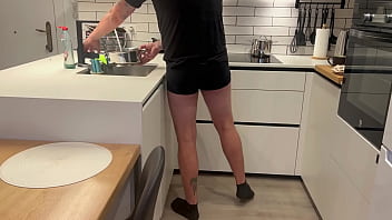 Tengo hambre y ganas de comer una polla grande mi novio prepara la comida pero yo quiero chupar su polla