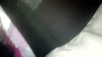 Se le transparenta su pantaleta a mi novia en la cama