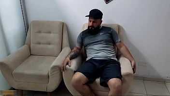 Hombre cachondo por tomar pastilla sexual aprovecha que su amigo dejo plantada a su esposa y se la coje para complacerla - porno en español