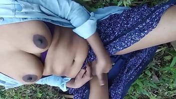 गाँव के खेत में घूमने गई थी मेरी साली नंगी होकर चूत दिखाने लगी सेक्सी वायरल एमएमएस वीडियो आउटडोर