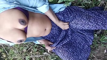गाँव के खेत में घूमने गई थी मेरी साली नंगी होकर चूत दिखाने लगी सेक्सी वायरल एमएमएस वीडियो आउटडोर