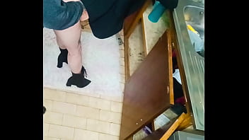 My neighbor obviously doesn't watch porn she asked me to come fix her sink i been here for an hour and i'm still fixing the darnn sink