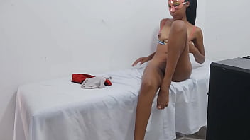 India pudiente afloja su abdomen y realiza estiramientos sensuales de perrito ella y su vagina morena fantasean con una verga grande que le de placer
