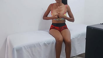 India pudiente afloja su abdomen y realiza estiramientos sensuales de perrito ella y su vagina morena fantasean con una verga grande que le de placer