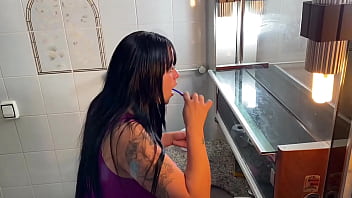 Meu marido não faz nada em casa então chamei um preto da rola grande e grossa pra me ajudar e ainda me foder