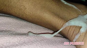 Esposa africana do meu amigo aproveitou que ele não estava em casa e pediu-me uma massagem nos pés com o pau de 23cm e muito leite