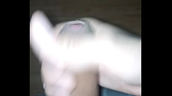 jovencita se masturba y le tiemblan las piernas