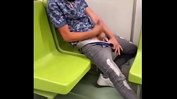 batendo punheta no metro