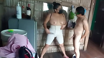 chica grita al meterse la polla en el culo