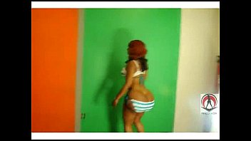 Qiz yigitni koptoklardan tishlab oldi