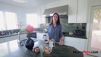 mom shows daughter what a clit is for