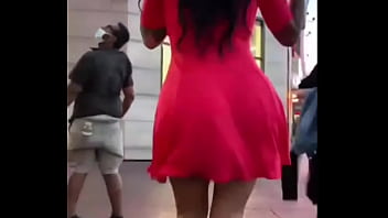 women ass jigging walking in the street