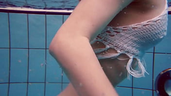 swimming girl nude acsident 