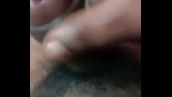 padrastro se le cruza mientras la mama duerme porno